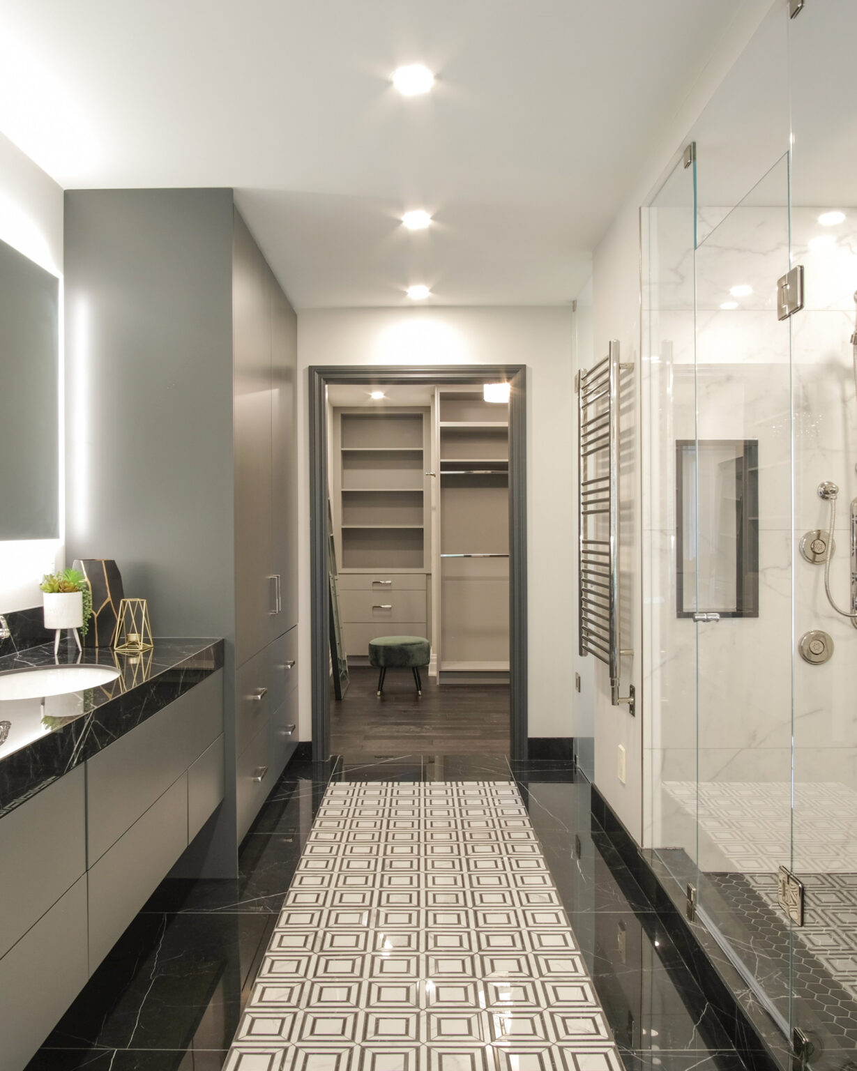 Gregwood primary ensuite and walk-in closet, Lorne Park, Mississauga