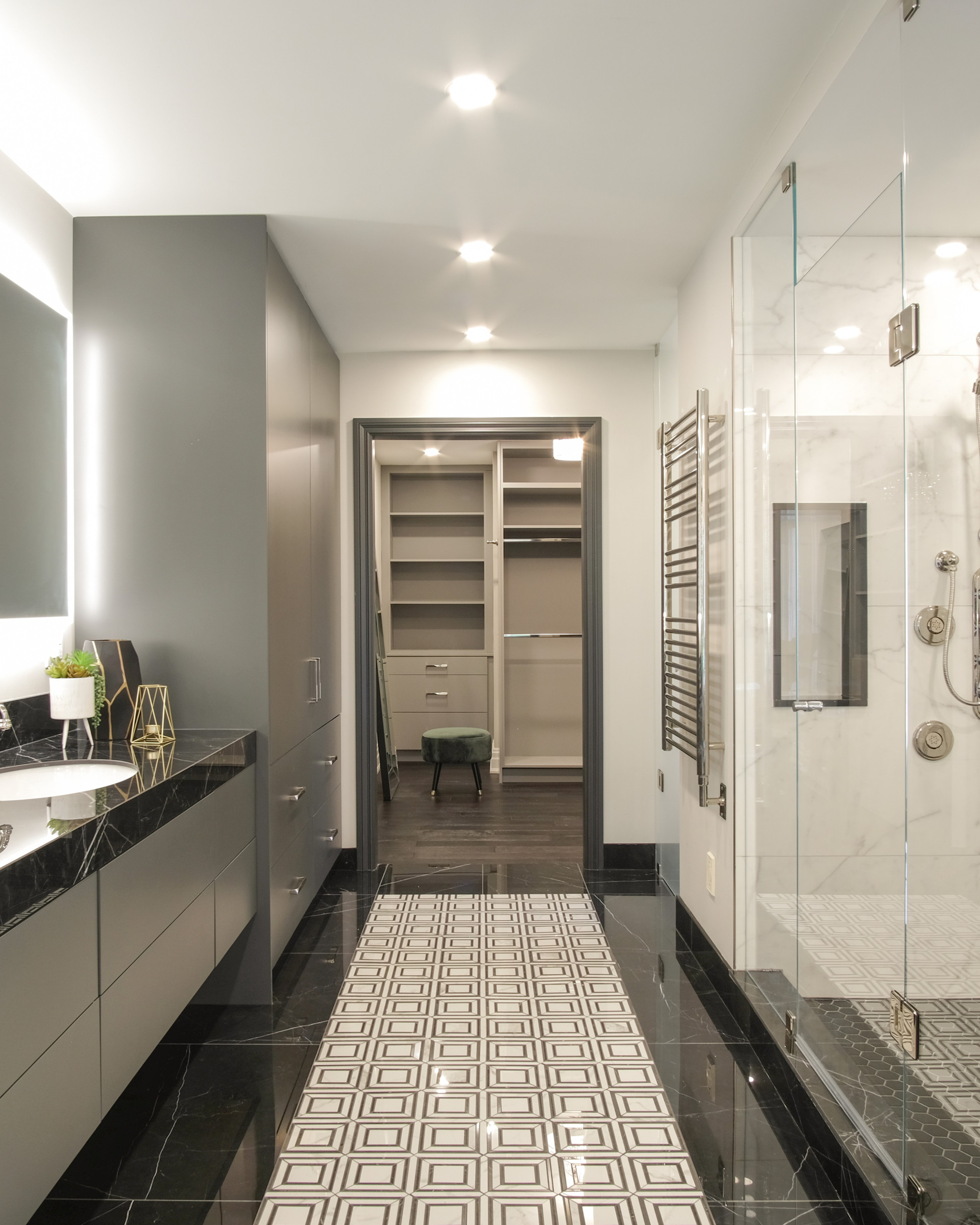 Gregwood primary ensuite and walk-in closet, Lorne Park, Mississauga