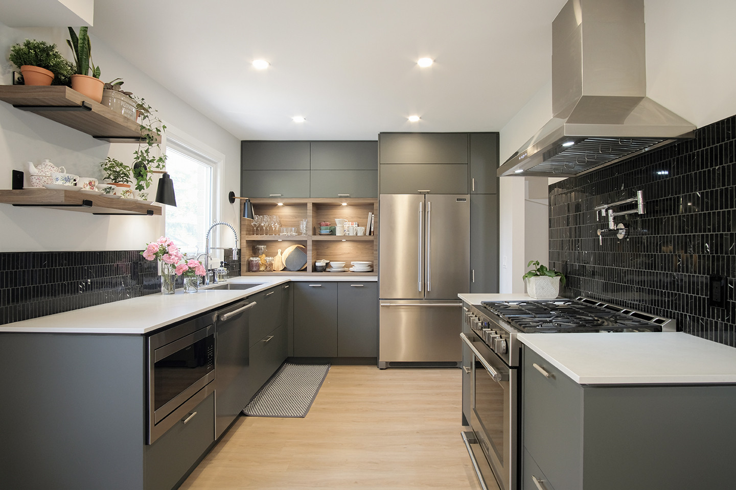 Ingram full kitchen with island and range hood — Studio Kimi Mississauga