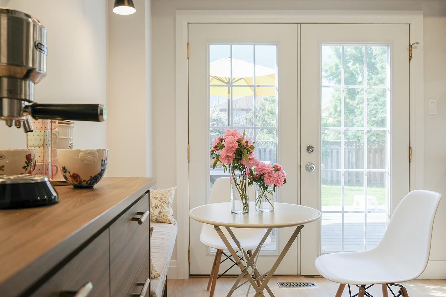 Breakfast nook with garden doors to the backyard — Ingram, Studio Kimi Mississauga