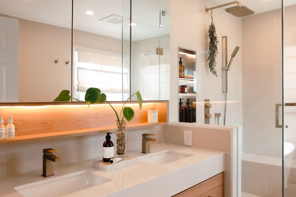 Orleans bathroom — Erin Mills, Mississauga — Studio Kimi Interior